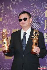 组图：章子怡火红包身裙挽手梁朝伟 宗师夺4奖