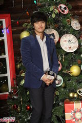 组图：金桢勋优雅亮相腼腆与女粉丝拥抱