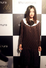 组图：田原复古装扮出席活动 独特气质受亲睐