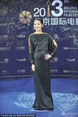 组图：杨千嬅走蓝毯 黑裙镶金边显贵气