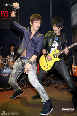 幻灯组图：汪东城助阵“晚生”送吉他秘笈