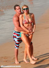 组图：希尔顿与男友鸳鸯浴 海滩戏水被搂蛮腰