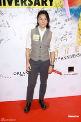 组图：香港《成报》71周年报庆 郑伊健帅气亮相