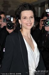 组图：《她们》柏林首映朱丽叶-比诺什热拥搭档