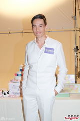 组图：陈豪努力工作赚奶粉钱 学带孩子有备无患