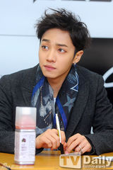 组图：BEAST出席签名会 招手竖大拇指问候粉丝