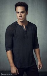 组图：《吸血鬼日记》发全员角色照 妮娜红裙抢镜