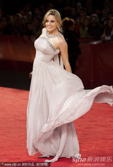 高清：《伤心小号曲》首映   女主角卡罗琳娜飘逸动人