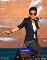 组图：韩庚湖北带病热舞 庚饭突破重围疯狂送礼 