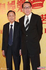 组图：谢霆锋出席英皇春茗 姗姗来迟拒受访