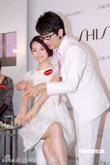 幻灯图：邓丽欣做活动享受按摩 尴尬微笑称很舒服