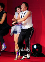 组图：韩歌手PSY釜山演唱会大跳《江南Style》