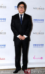 组图：韩星K.Will吴志浩等参加笑星婚礼