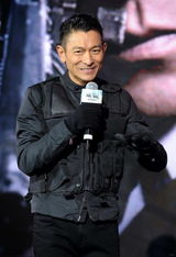 组图：刘德华自信体形好仍年轻 二胎尚需努力