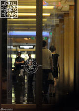 独家：鲁豫与白衣男酒店被拍 曝婚姻触礁恋富豪