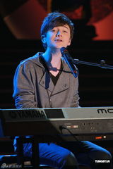 组图：Greyson亚视录节目唱新歌  期待去泰国骑大象