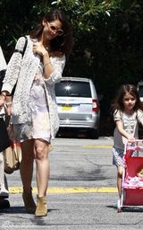 组图：苏瑞推小粉车上街 照看洋娃娃表情可爱