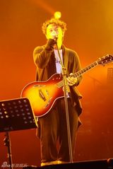 高清：陈奕迅南京开唱全场爆满　认真唱歌不搞怪