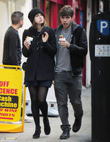 高清组图：凯拉-奈特利现身伦敦街头和男友亲密