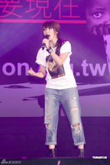 幻灯图：萧亚轩黄立行等献爱心 放声夕阳音乐会