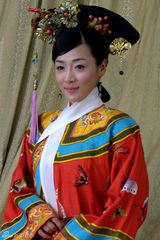 幻灯图：何彦霓《宫》中造型曝光 华丽贵气