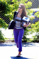 高清组图：杰西卡-阿尔芭街拍 职业装搭出色彩