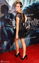 高清图：《哈利-波特7》首映 艾玛-沃特森短裙出位