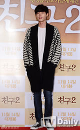 组图：众星助阵《朋友2》 李钟硕宽松毛衫随性