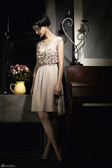 组图：张歆艺登杂志封面 复古风大玩红唇诱惑