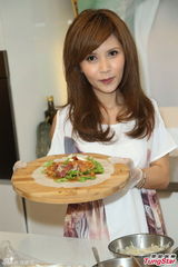 组图：新加坡家庭主妇为圆梦出道发专辑