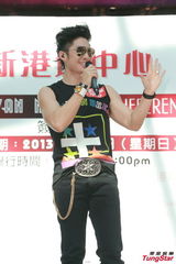 组图：吴建豪盼红馆开唱 签唱与粉丝亲密互动