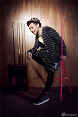 组图：郑恺不改时尚玩家本色 变台球高手秀球技