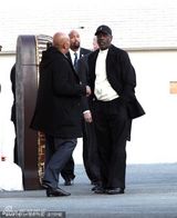 组图：惠特尼-休斯顿家人哀悼 其母现身需人搀扶