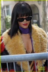 组图：蕾哈娜皮草上衣臃肿 戴墨镜显大佬范