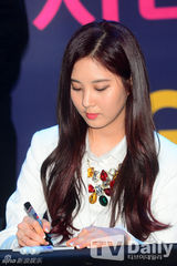 组图：少女时代亮相签售会 修身白衣靓丽抢镜