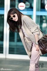 组图：金雅中宣传《神奇》飞上海 时尚亮相机场