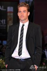 《巴尼的人生》首映 日本导演清水崇戴兔子头套抢镜