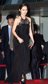 组图：韩佳人黑色长裙高贵优雅亮相红毯