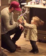 组图：贝克汉姆逗爱女玩泡泡照萌翻网友