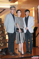 组图：刘嘉玲优雅亮相艺术展 否认手持8亿物业