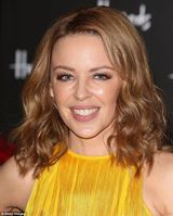 组图：凯莉-米洛亮相宣传新书 穿亮黄流苏裙翩翩起舞