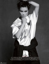 组图：李宇春亮相摄影展 与冷艳蒂尔达合影