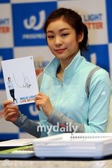 组图：韩国花样滑冰选手金妍儿办粉丝签名会