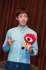 组图：李玹雨现身见面会用中午问候粉丝