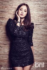 组图：金泰熙写真曝光 黑连衣裙装帅气优雅