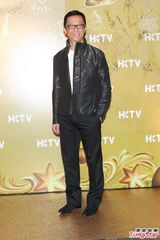 组图：香港电视办圣诞派对 王维基招揽亚视弃将