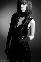 组图：陈嘉琦黑白写真曝光 性感小礼服秀美腿