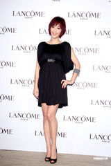 高清组图：安以轩蓝裙现身秀香肩 勾人电眼吸睛有方