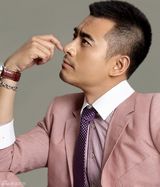 组图：陈龙黑粉西装写真出炉 展现男人魅力双面 