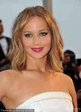 组图：珍妮弗-劳伦斯清爽现身胸部高耸